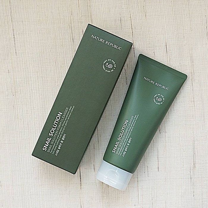 Kết cấu bọt mịn như mây của Snail Solution Foam Cleanser giúp làm sạch dịu nhẹ