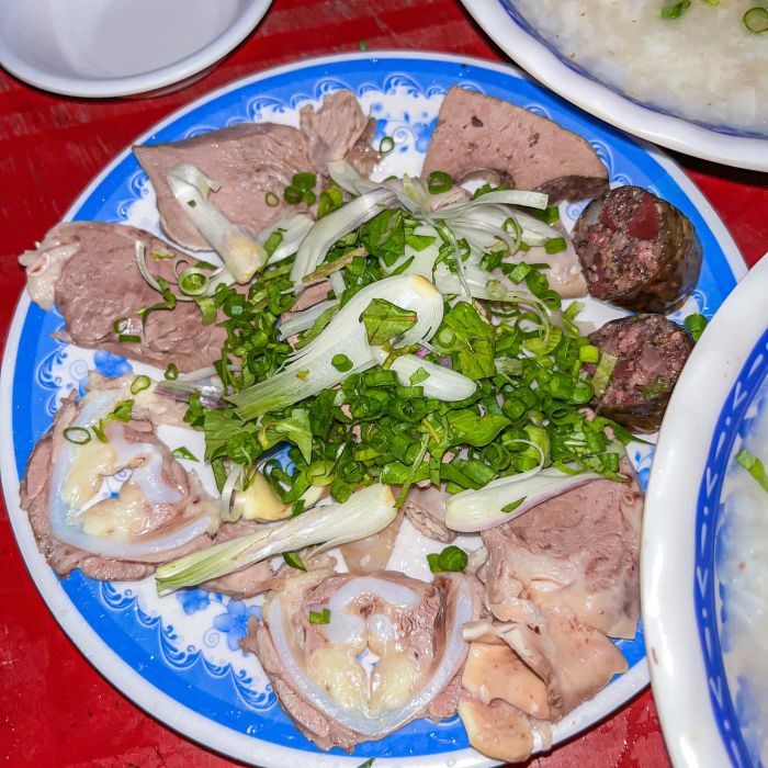 Góc ảnh chân thực về món cháo lòng đêm thơm ngon tại Nguyễn Chánh