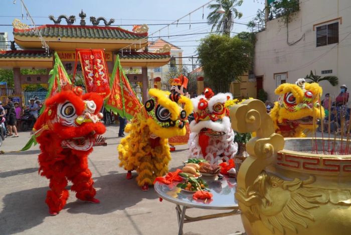Ảnh minh họa ấn tượng về màn biểu diễn của đoàn lân sư rồng