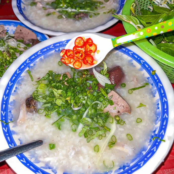 Hình ảnh tô cháo lòng thơm ngon đặc trưng tại Nguyễn Chánh