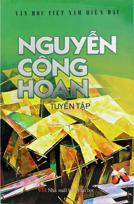 Khoảnh khắc đời thường của Nguyễn Công Hoan - Hình ảnh nhà văn đứng giữa vườn nhà với nụ cười hiền hậu, xua tan đi vẻ nghiêm nghị thường thấy