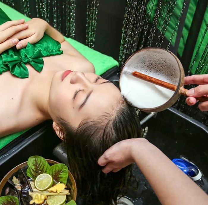Hình ảnh liệu trình gội đầu dưỡng sinh cao cấp tại Diamond Spa