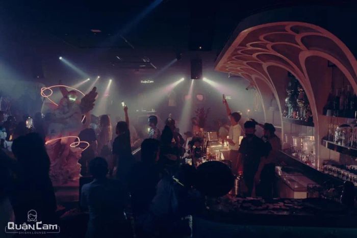 Sân khấu biểu diễn chuyên nghiệp tại Quận Cam Lounge