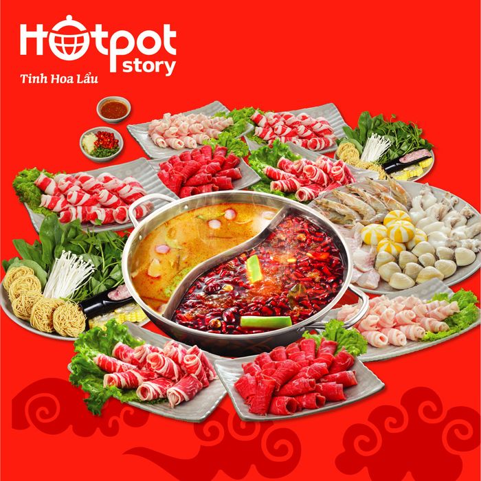 Khoảnh khắc ấn tượng: Những lát bò Mỹ mỏng tang tan chảy trong nước lẩu nóng hổi, kết hợp cùng rau củ tươi mát - tạo nên vũ điệu hương vị đầy mê hoặc