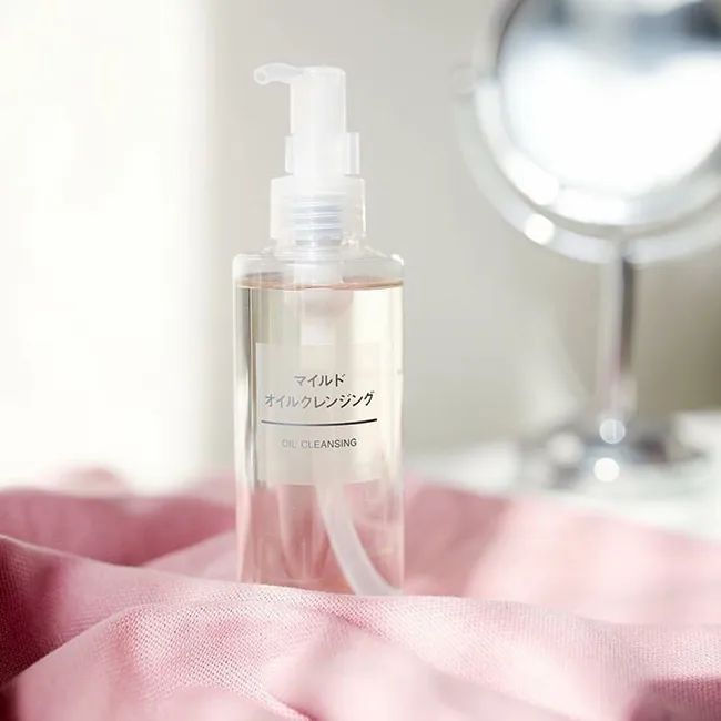 Hình ảnh chân thực về dầu tẩy trang Muji - Vẻ đẹp thuần khiết trong từng giọt dầu