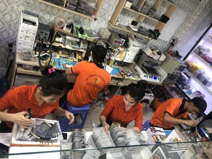 Học viên thực hành tại xưởng Thanh Trang Mobile