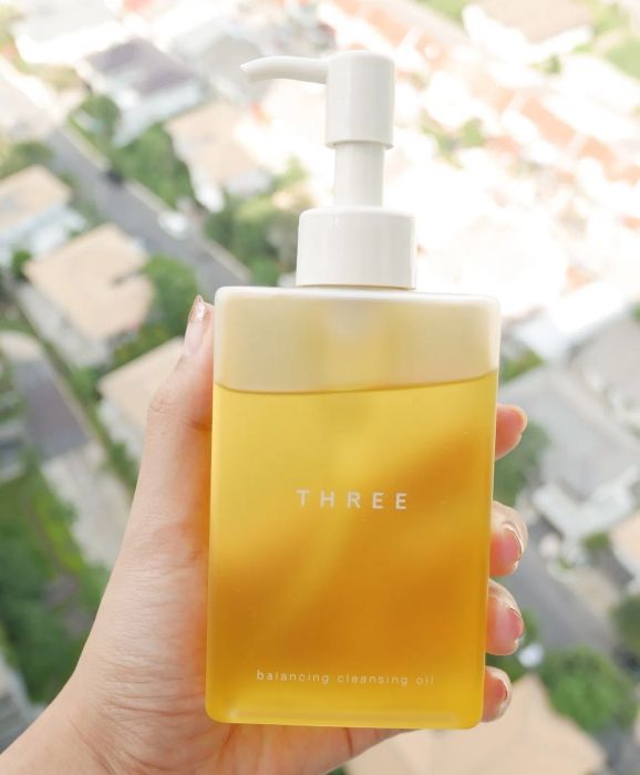 Dầu tẩy trang Three Balancing Cleansing Oil - Khoảnh khắc giao thoa giữa nghệ thuật làm đẹp truyền thống và công nghệ hiện đại, mang đến làn da sạch sâu mà vẫn căng mịn rạng ngời.
