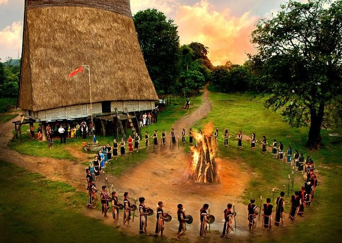 Tranh minh họa sống động về trận chiến Đăm Săn (Nguồn: Bộ sưu tập nghệ thuật dân gian Tây Nguyên)