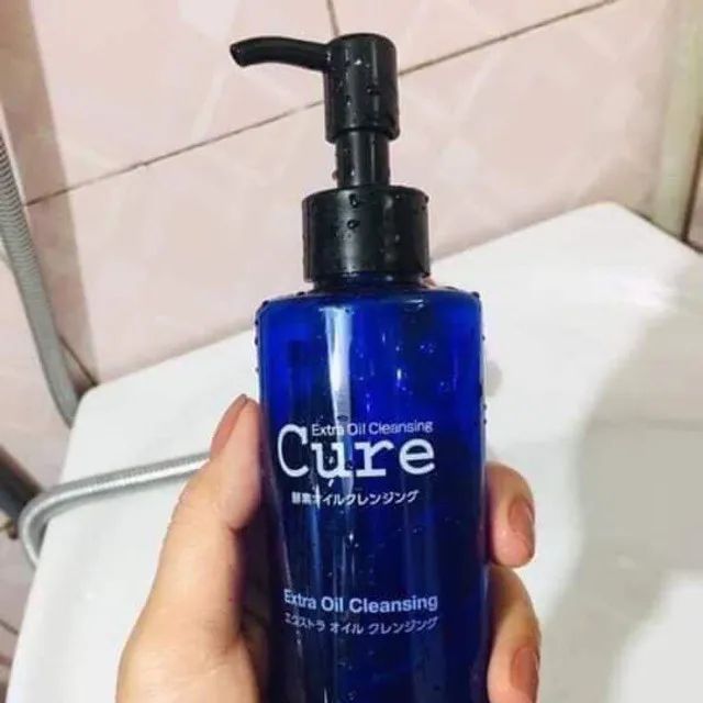 Dầu tẩy trang Cure Extra Oil Cleansing - Nghệ thuật chuyển hóa từ dầu sang sữa đầy ma thuật, mang đến cảm giác thanh khiết tuyệt đối cho làn da sau mỗi lần sử dụng.