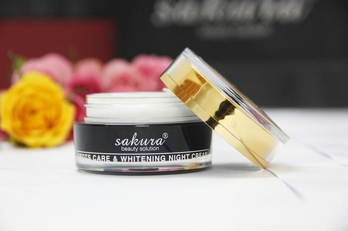 Sakura Spot Care & Whitening Night Cream - Kết cấu kem mịn màng