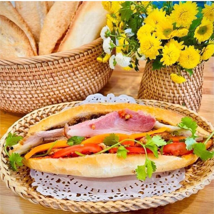 Bánh mì Long Hội - Hương vị khó quên từ lớp vỏ giòn tan