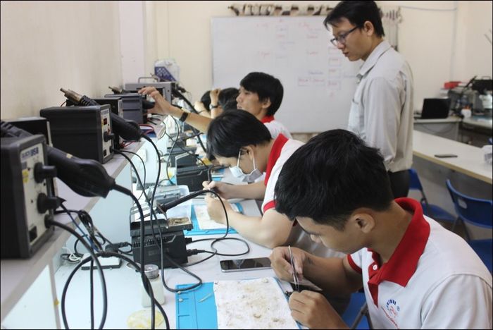Hình ảnh thực tế lớp học tại Trung Tâm Dạy Nghề 24h - Môi trường đào tạo chuyên nghiệp, hiện đại