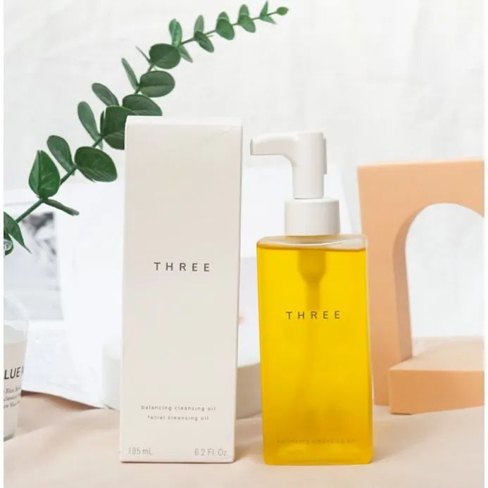 Dầu tẩy trang Three Balancing Cleansing Oil - Bức tranh nghệ thuật từ thiên nhiên, nơi 88% tinh chất thực vật hòa quyện tạo nên trải nghiệm tẩy trang dịu dàng nhưng mạnh mẽ.