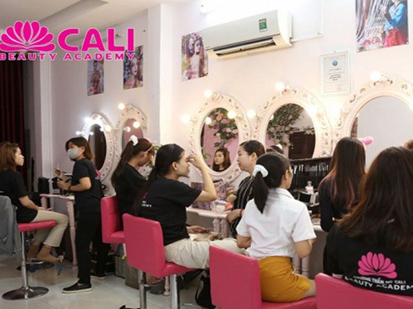 Không gian đào tạo hiện đại tại Cali Beauty Academy