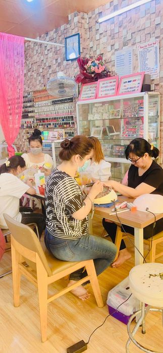 Học viên thực hành kỹ thuật nail tại Trinh Nails