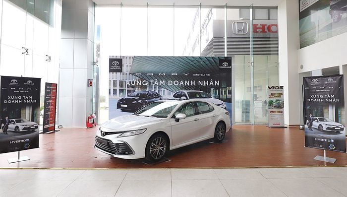 Không gian trưng bày sang trọng và hiện đại tại Toyota Huế