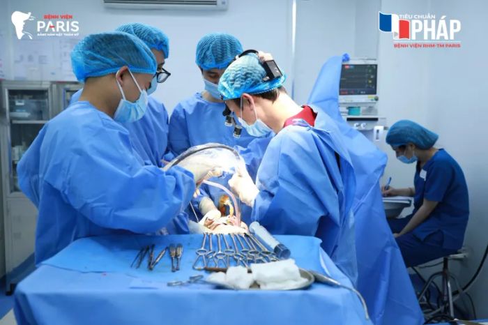 Hình ảnh 1 về Bệnh viện Răng Hàm Mặt Thẩm mỹ Paris - Cơ sở vật chất hiện đại, phòng phẫu thuật đạt chuẩn quốc tế và không gian sang trọng.