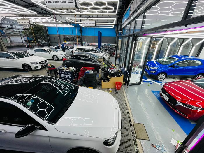 Hình ảnh không gian làm việc chuyên nghiệp tại HT Auto Detailing
