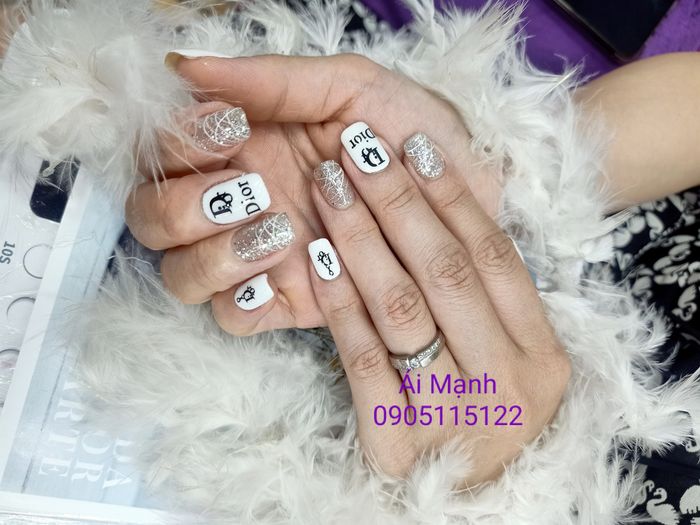 Học viên thực hành kỹ thuật nail chuyên nghiệp
