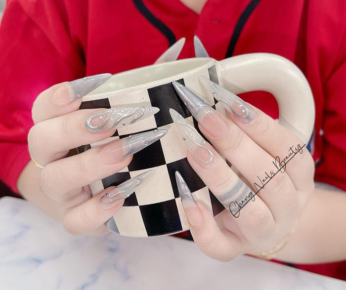 Học viên thực hành kỹ thuật nail chuyên nghiệp