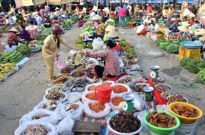 Bức tranh chợ quê bình dị bên dòng sông nhỏ (Nguồn: Internet)