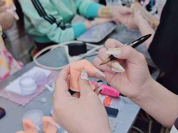 Học viên thực hành kỹ thuật nail cao cấp