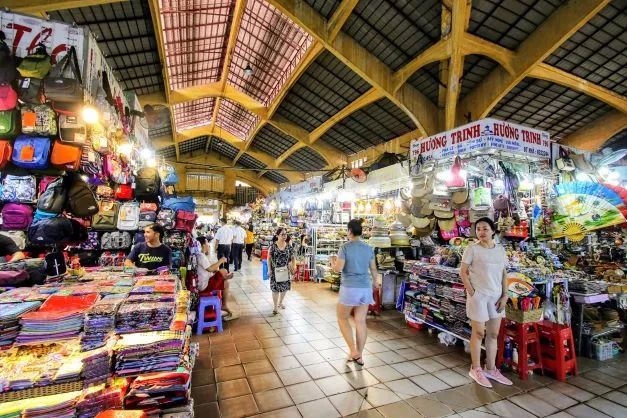 Bức ảnh lịch sử ghi lại nét kiến trúc cổ kính của chợ Bến Thành (Nguồn: Tư liệu)