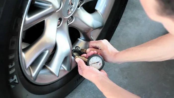 Kiểm tra kỹ tình trạng lốp và khoảng sáng gầm xe hai bên ảnh 2