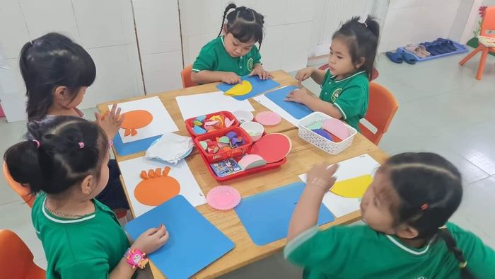 Hình ảnh đầu tiên về Trường Mầm non Sơn Ca - Ngôi trường rợp bóng cây xanh với sân chơi tràn ngập tiếng cười trẻ thơ