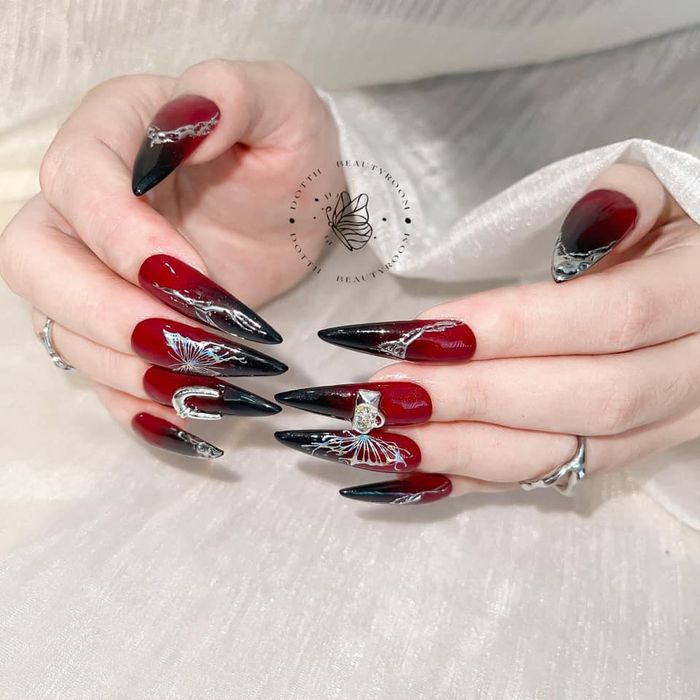 Học viên thực hành kỹ thuật nail chuyên nghiệp
