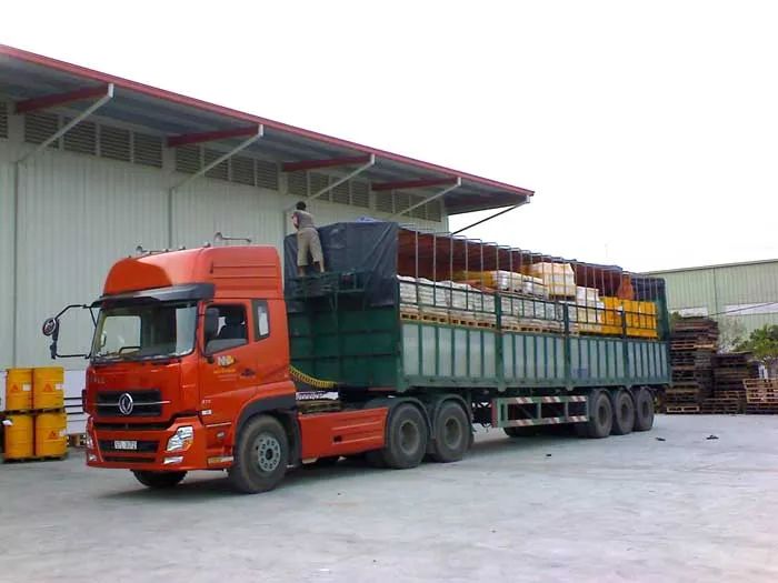 Hình ảnh đội xe vận tải hiện đại của Én Vàng