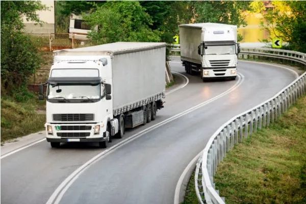 Tốc độ an toàn - yếu tố sống còn khi lái xe tải trọng lớn ảnh 1