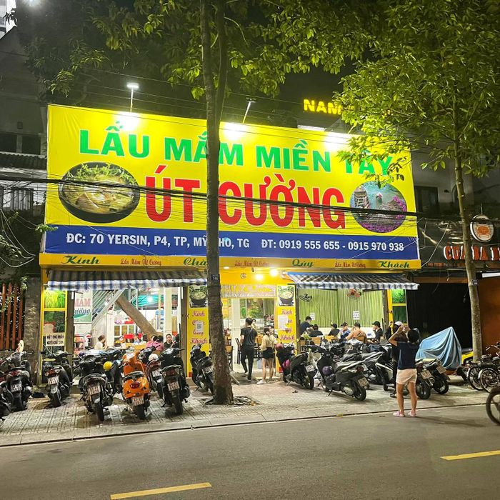 Không gian ấm cúng và nồi lẩu mắm đặc trưng tại Út Cường