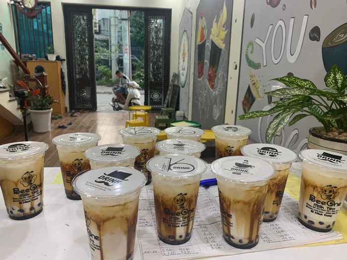 Không gian trẻ trung đầy sắc màu tại BeeOne Milk Tea qua ống kính