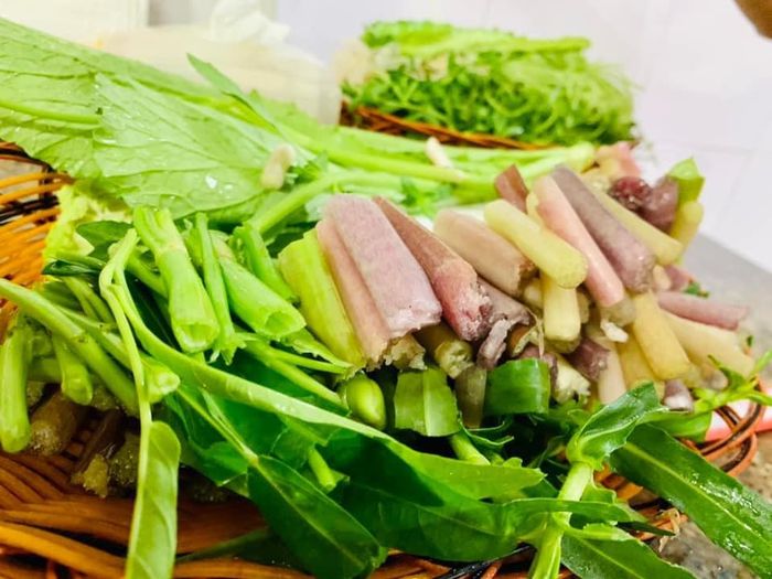 Những món ăn kèm hấp dẫn làm nên thương hiệu lẩu mắm Út Cường