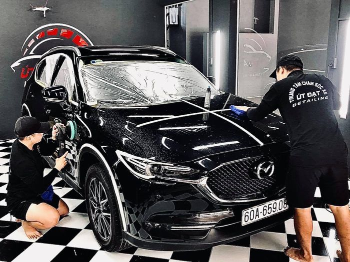 Hình ảnh không gian làm việc chuyên nghiệp tại Út Đạt Auto Detailing
