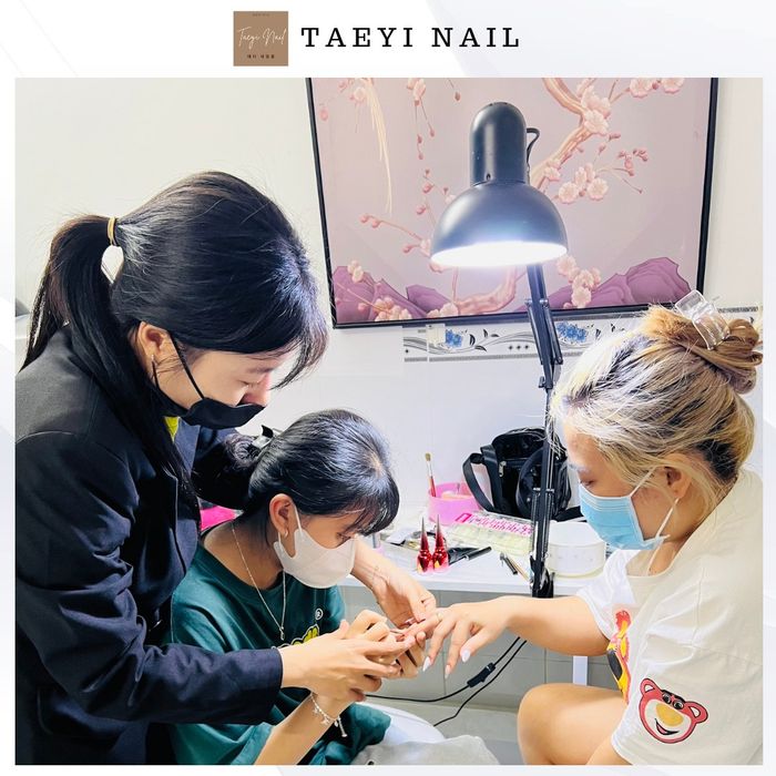 Học viên thực hành kỹ thuật nail tại Taeyi Nail