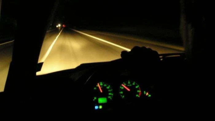 Mẹo nhỏ: dán đề can vàng phần dưới đèn pha giúp giảm chói khi lái đêm ảnh 1