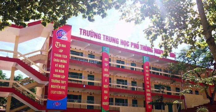 Toàn cảnh kiến trúc cổ kính của THPT Nguyễn Huệ