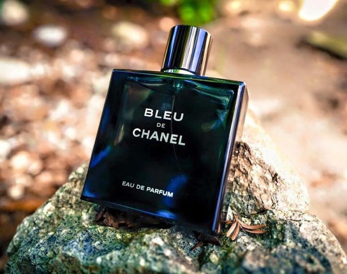 Hình ảnh thiết kế sang trọng của chai Bleu de Chanel