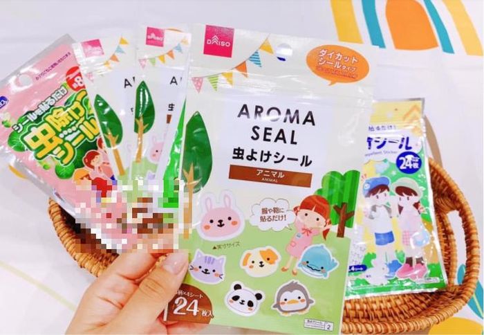 Hình ảnh thực tế miếng dán Aroma Seal - thiết kế sticker hình thú đáng yêu