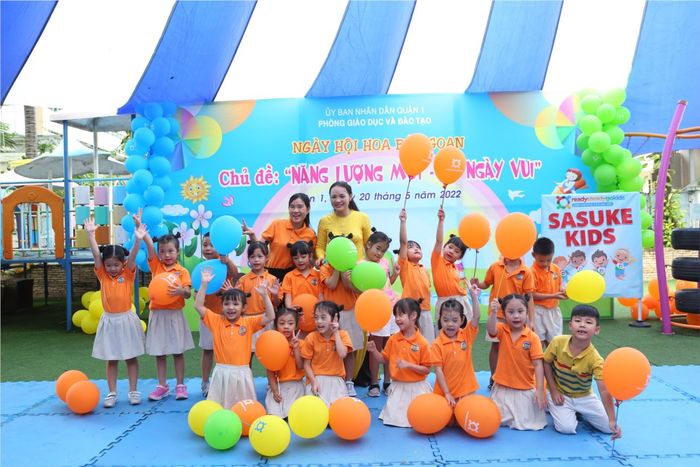 Không gian trường học luôn xanh mát với vườn cây, sân chơi rộng rãi, giúp các bé thỏa sức vui chơi và khám phá, học hỏi trong môi trường trong lành và an toàn.