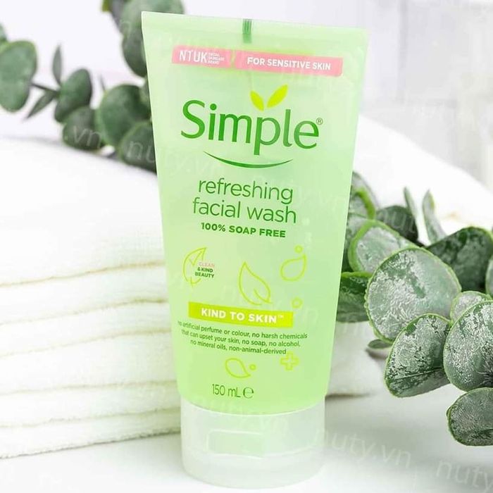 Simple Kind To Skin Refreshing Facial Wash ảnh 1 - Hình ảnh chân thực về kết cấu gel trong suốt, dịu nhẹ nhưng vẫn đảm bảo khả năng làm sạch sâu.