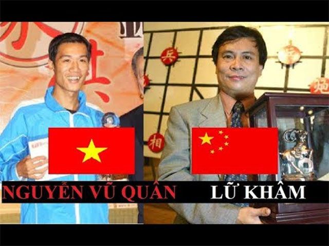 Khoảnh khắc Nguyễn Vũ Quân (trái) thi đấu với các đại kiện tướng Trung Quốc