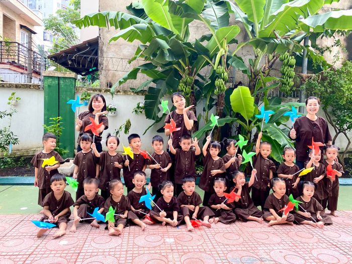 Đội ngũ giáo viên tại Trường Mầm non Rạng Đông 11 luôn được đánh giá cao về chuyên môn và sự tận tâm với nghề. Mỗi giáo viên đều có kiến thức vững vàng và nhiều năm kinh nghiệm trong ngành giáo dục mầm non. Họ không chỉ là người thầy mà còn là người bạn, người hướng dẫn giúp trẻ phát triển toàn diện về thể chất lẫn trí tuệ.