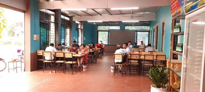 Không gian ấm cúng và quy trình chế biến tỉ mỉ tại quán