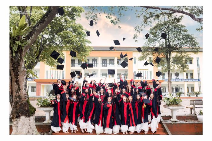 Khoảnh khắc đời thường đầy cảm xúc tại THPT Hoàng Văn Thụ