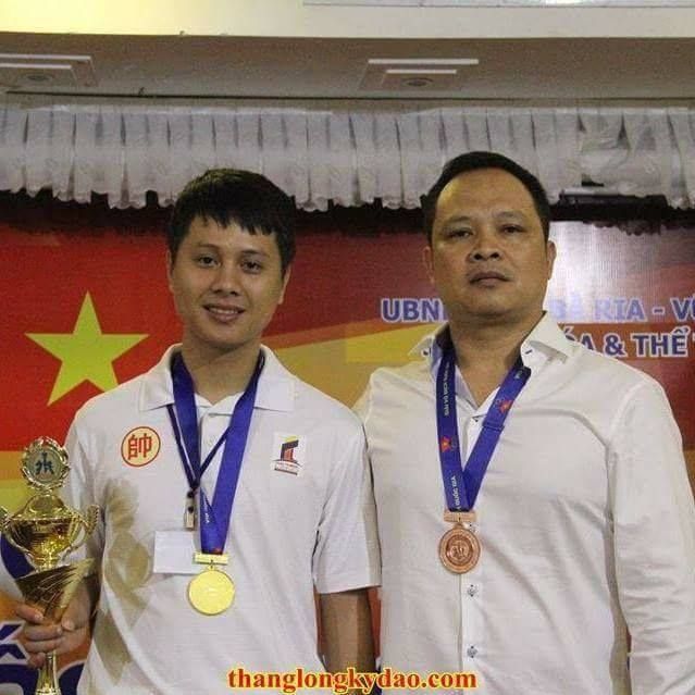 Khoảnh khắc Đặng Hữu Trang (trái) đăng quang vô địch quốc gia 2017 bên thầy Vũ Hữu Cường