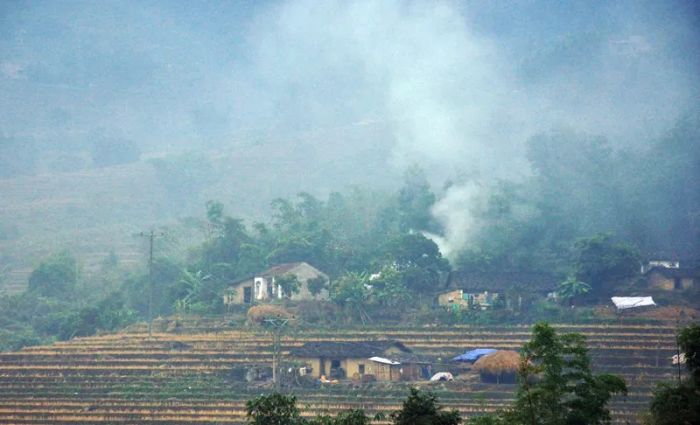 Khói lam chiều mùa đông, lặng lẽ bao phủ khắp nơi. ảnh 1