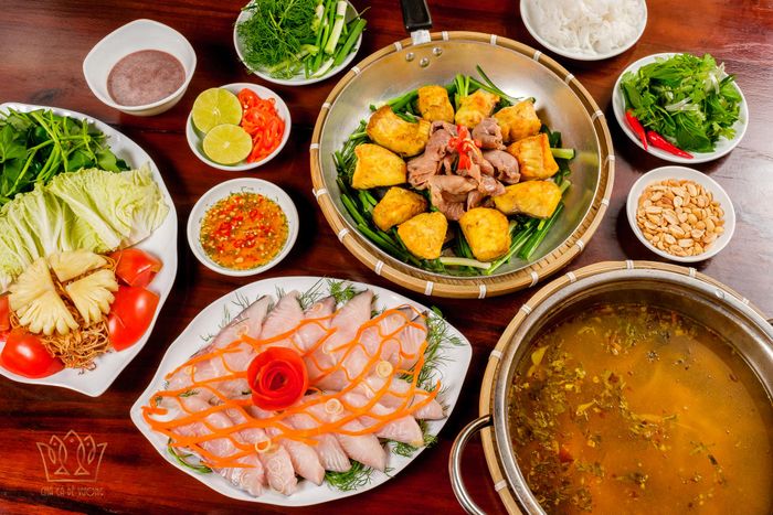 Món chả cá vàng ươm hấp dẫn tại Chả cá Đế Vương